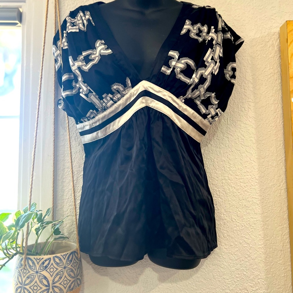 Top - Bebe silk top black and white
